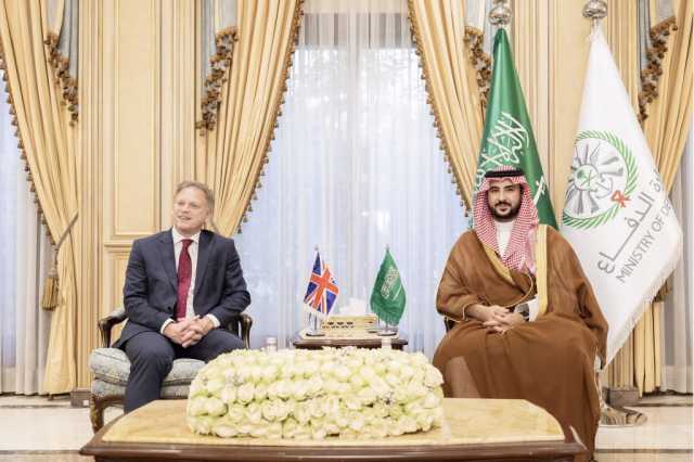 وزير الدفاع يلتقي نظيره البريطاني ويبحثان تعزيز التعاون العسكري والدفاعي