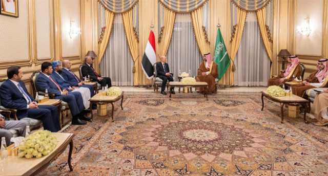 بتوجيه من ولي العهد.. وزير الدفاع يلتقي رئيس وأعضاء مجلس القيادة اليمني