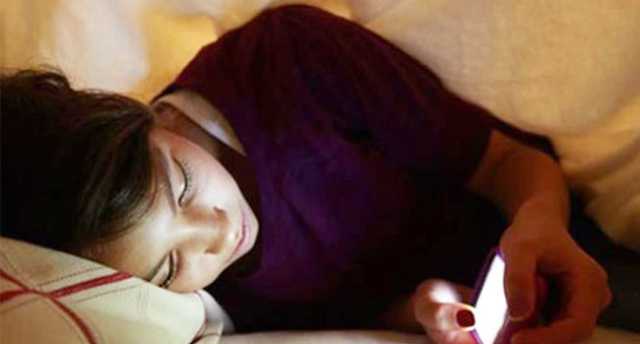 يعيق إفراز هرمون الميلاتونين.. إدمان الجوال قبل النوم مدخل لـ«الأرق»