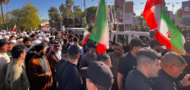 تظاهرة لعمائم الخيانة ومنتسبي الحشد في بغداد رافعين العلم الإيراني لنصرة بلدهم إيران