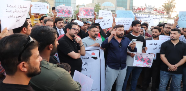 العراقيين يتظاهرون رفضا لبيع قناة خورعبدالله للكويت من قبل مجموعة من الخونة السراق