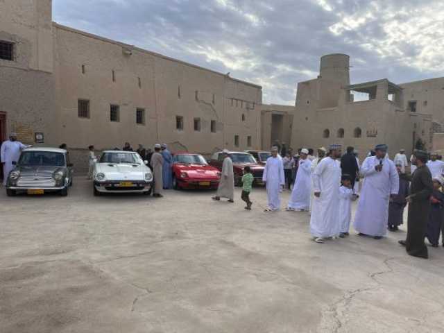 معرض للسيارات النادرة وسباقات للخيل ضمن احتفالات العيد في بهلا