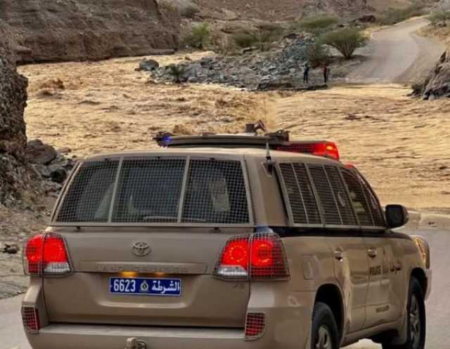 احتجاز ٣ أشخاص بداخل مركبتهم في ولاية أدم