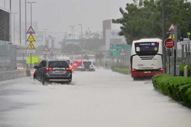 استمرار تعطل مناطق واسعة في الإمارات بسبب الأمطار
