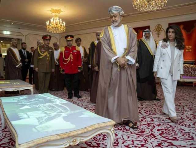 بالصور.. جلالة السلطان يزور متحف قصر السلام بالكويت