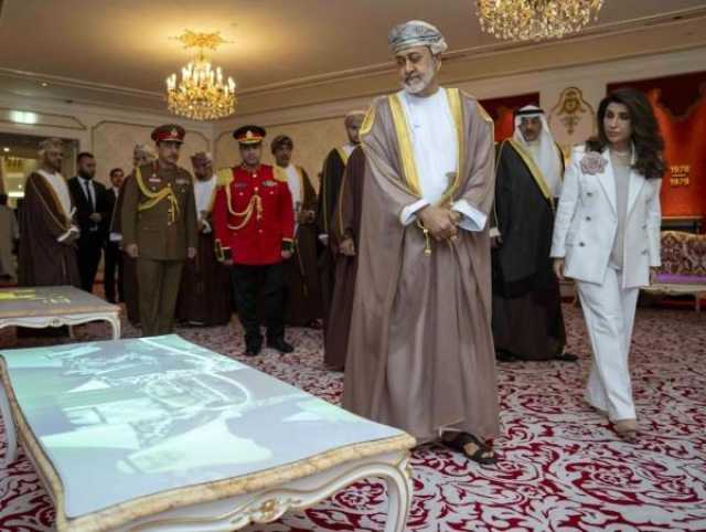 بالصور.. جلالة السلطان يزور متحف قصر السلام بالكويت
