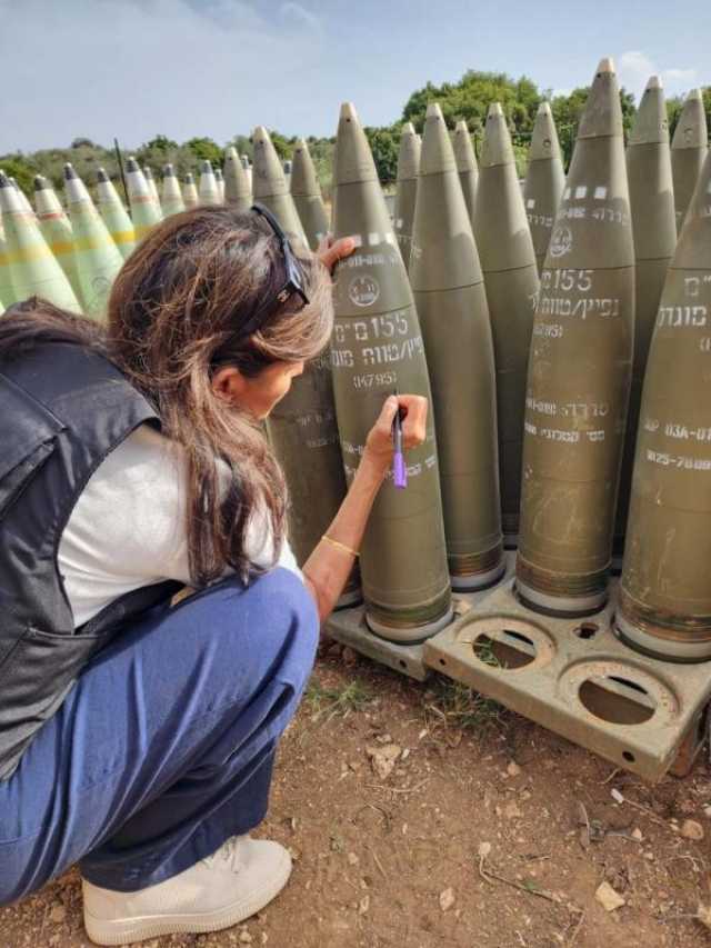 بالصور.. من هي الأمريكية التي وقعت على القذائف الإسرائيلية لقتل الفلسطينيين؟