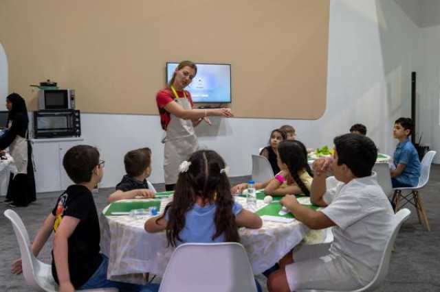 الأطفال يحضرون وجبات صحية مقتبسة من قصة 'ذات الرداء الأحمر'