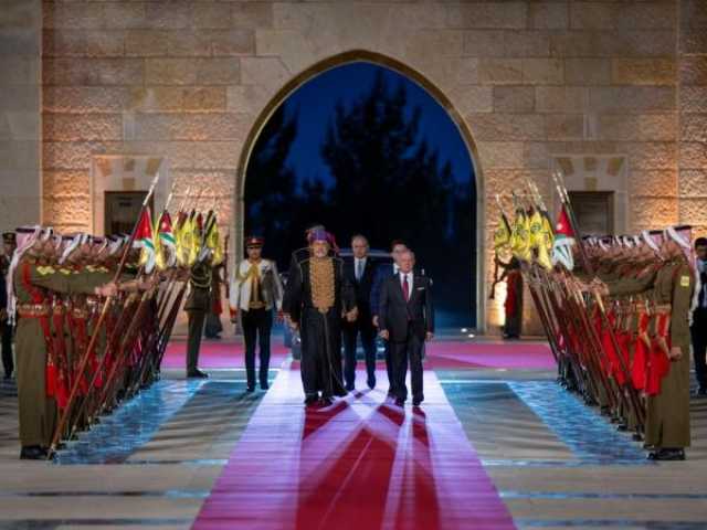 بالصور.. تكريمًا لجلالةِ السُّلطان.. ملكُ الأردن يقيم مأدبة عشاء