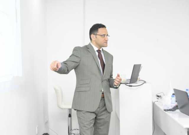 تطوير مهارات الصحفيين وأخصائيي الإعلام في إدارة منصات التواصل الرقمي