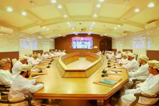 مناقشة تنفيذ مشاريع ومبادرات شبابية في عبري