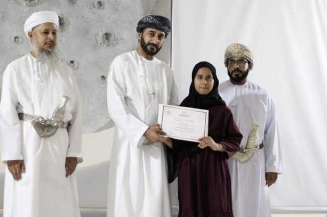 مدرسة جامع السلام بولاية السويق تكرم عدد من الطلبة المجيدين
