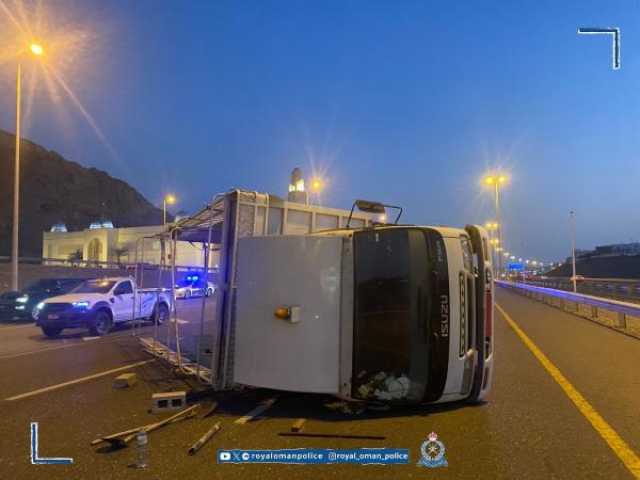 حادث تدهور شاحنة بطريق مسقط السريع في ولاية بوشر