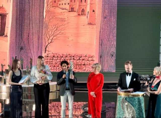 تتويج الفنان العُماني راشد الكندي بالجائزة الأولى في 'مهرجان الفن المعاصر' بروسيا
