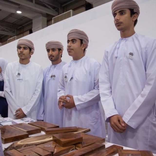 طلاب يستغلون أشجار المسكيت في إنتاج صناعات خشبية إبداعية