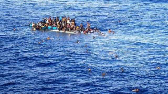 وفاة أكثر من 30 وانتشال العديد من الجثث بعد غرق قارب مهاجرين بإيطاليا