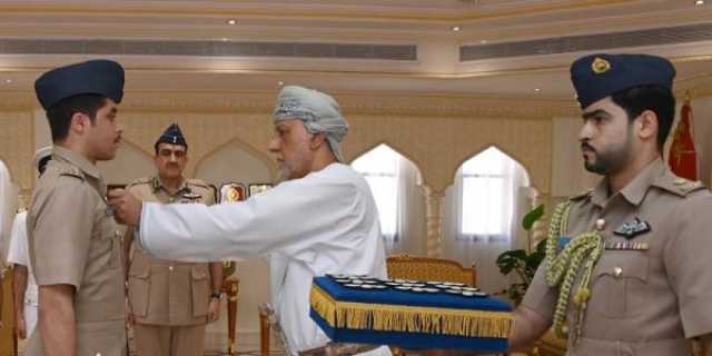 السيد شهاب يقلّد أجنحة الطيران للضباط الطيارين