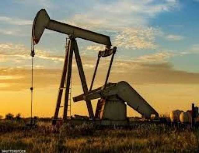 النفط يستقر وسط مخاوف التضخم وتفاؤل حيال الطلب في الصيف