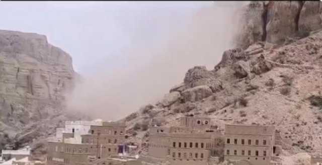 فيديو مروع.. انهيارات صخرية تثير الفزع في اليمن