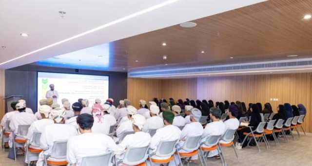 بنك العز الإسلامي يعزز المعارف المصرفية لدى طلبة جامعة السلطان قابوس ومنتسبي 'مناهل العز'