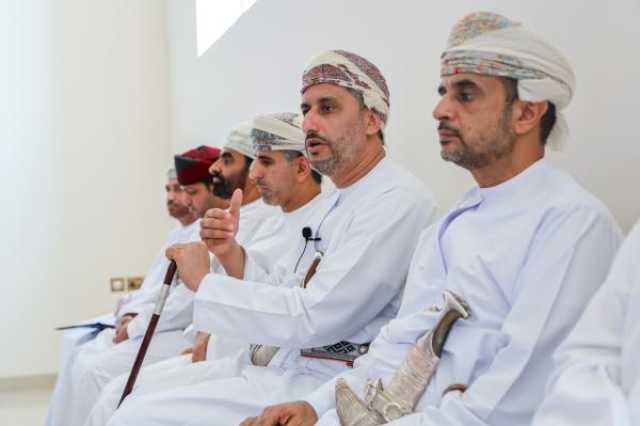 محافظ شمال الباطنة يبحث مع مشايخ شناص عددا من المشاريع التنموية