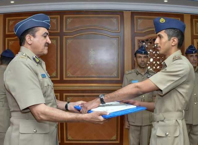 قائد سلاح الجو السلطاني يسلم شهادات الدبلوم العسكري لضابطين من خريجي 'كرانويل'