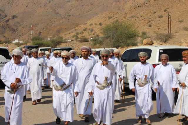 محافظ جنوب الشرقية يتفقد عددًا من قرى ومناطق الكامل والوافي