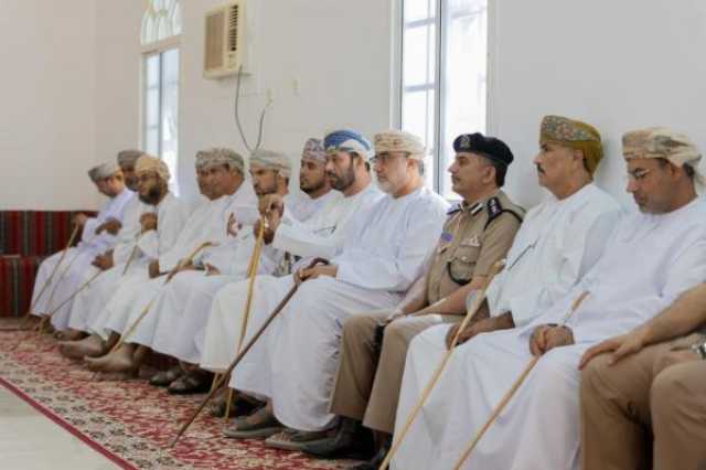 محافظ شمال الشرقية يستمع إلى مطالب المواطنين في بني خالد