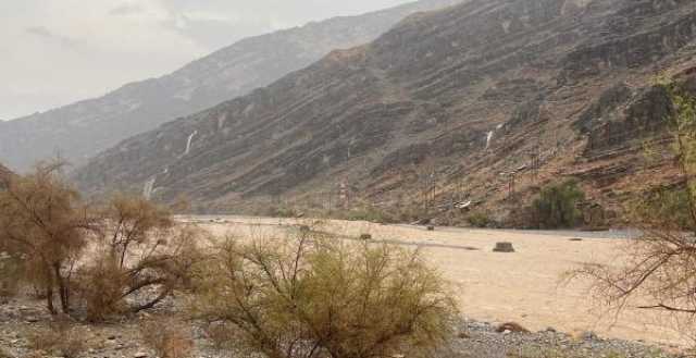 سحب ركامية وأمطار متفرقة على جبال الحجر