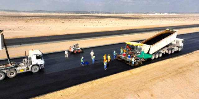 إنجاز أكثر من 34 % من أعمال الطريق الوطني 32 بالدقم