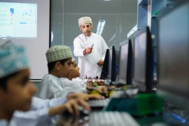 المُعلِّمون في يومهم السنوي: ملتزمون بتسليح أبناء عُمان بالعِلم والمعرفة للإسهام في بناء المستقبل المُشرق