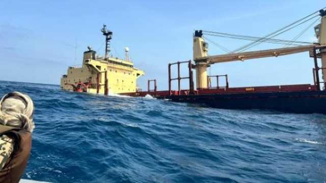 غرق سفينة في البحر الأحمر بصاروخ يمني