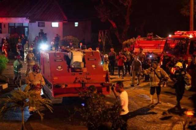 شاهد.. اندلاع حريق ضخم في مستودع ذخيرة بإندونيسيا