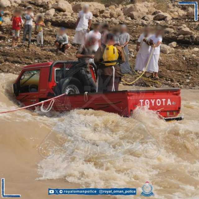 الشرطة تستوقف سائق مركبة لمجازفته بعبور أحد الأودية بولاية ضنك