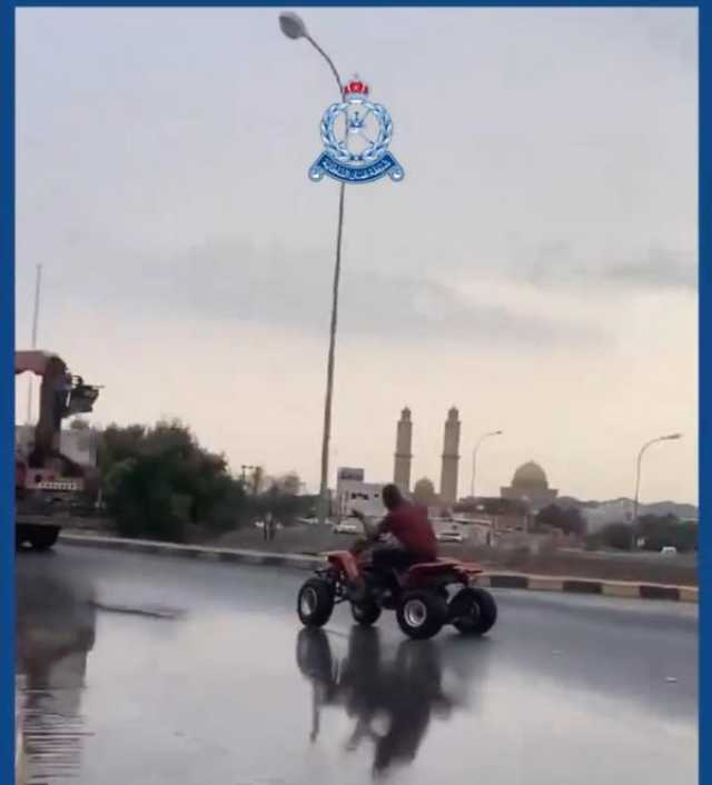 شاهد.. ضبط سائق دراجة لقيامه بالاستعراض ومخالفة أنظمة المرور