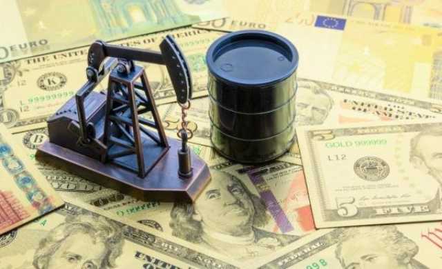 أسعار النفط مستقرة مع خفض إمدادات روسيا وتراجع الدولار