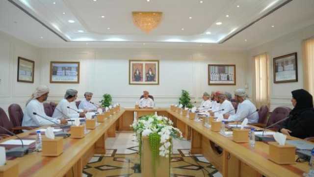 مناقشة تطورات تنفيذ مشروع ميدان الهجن في محضة