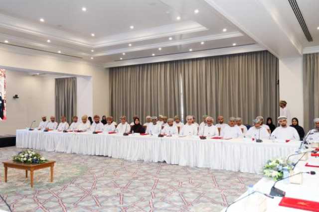 محافظ مسقط يبحث جهود الارتقاء بخدمات الكهرباء والمياه والصرف الصحي