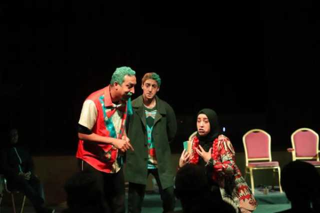 'حالة من الجنون'.. عرض مسرحي يسلط الضوء على الترابط الأسرى في الأزمات
