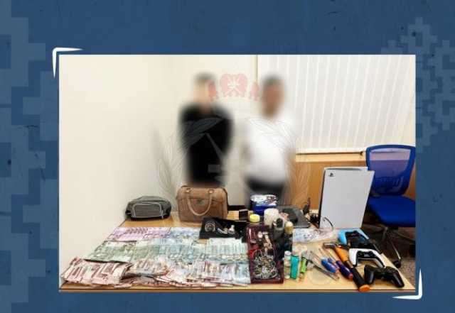 الشرطة تفكك خيوط سرقات غامضة بصلالة والسيب وتضبط أردنيين متهمين