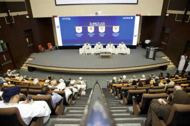 استعراض التجارب المهنية الناجحة في 'يوم الخريج' بجامعة صحار