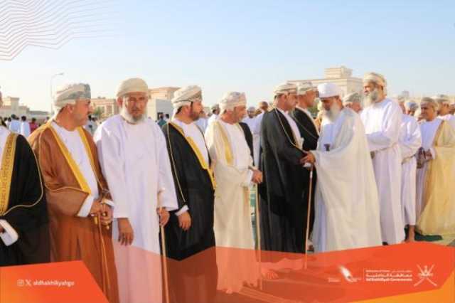 محافظ الداخلية يؤدي صلاة عيد الفطر في ولاية أدم ويستقبل المهنئين