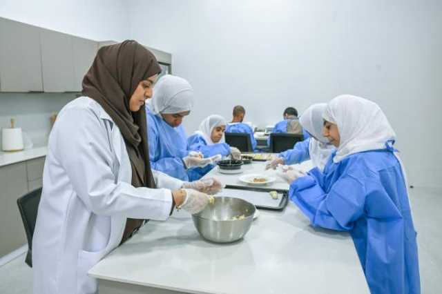 'التنمية' تفتتح الورش المحمية الإنتاجية في 'مركز الوفاء' بنزوى