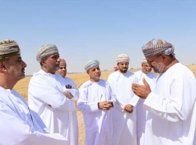 محافظ الظاهرة يتفقد مشاريع الأمن الغذائي في ضنك