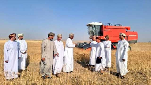 محافظ الظاهرة يتفقد مشاريع الأمن الغذائي في عبري