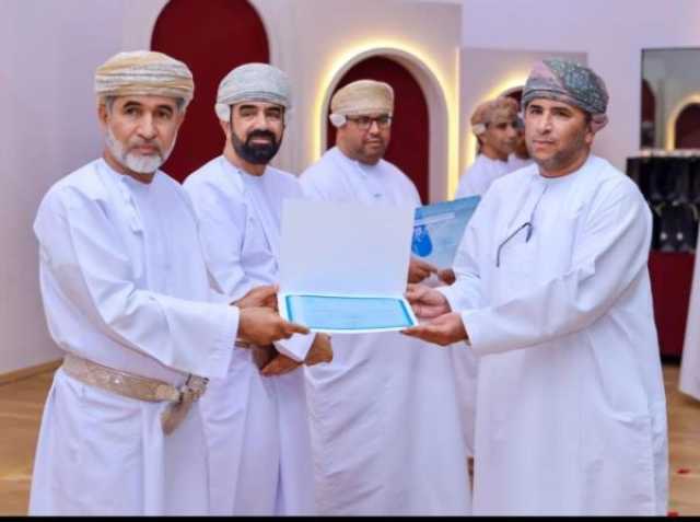الاحتفال بتكريم المجيدين بمدارس الحمراء
