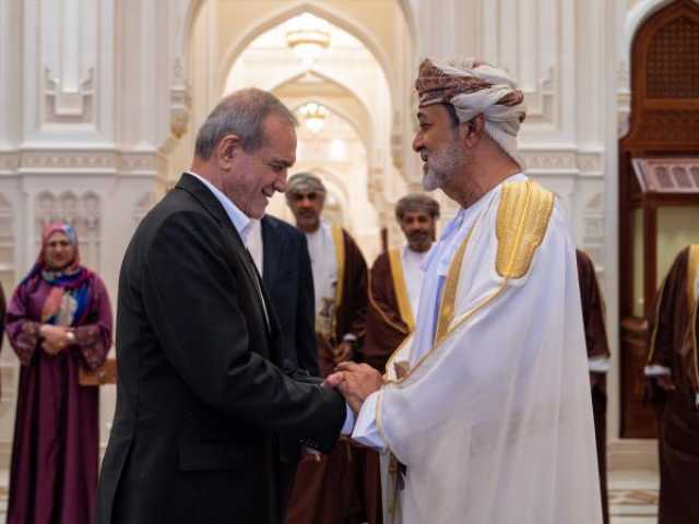 الرئيس الإيراني يزور جامع السلطان قابوس الأكبر في مسقط