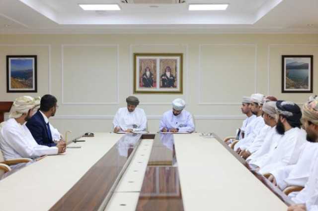 محافظ مسندم يوقّع اتفاقيات لتطوير القرى البحرية بالمحافظة
