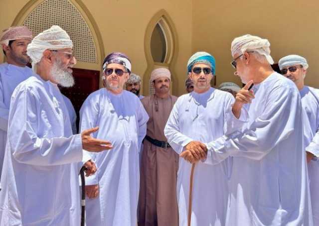 محافظ جنوب الباطنة يستمع لمطالب أهالي قرى العوابي