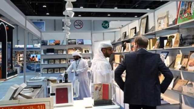زوار معرض أبوظبي الدولي للكتاب يقبلون على الكتب القديمة والمخطوطات النادرة